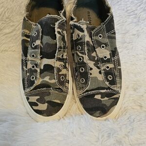 Madden Girl Kids Sneakers in Camouflage